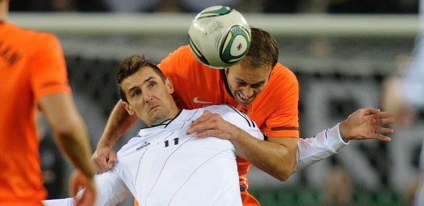 Os holandeses tentaram, mas não conseguiram segurar Klose no amistoso em Hamburgo - REUTERS/Fabian Bimmer