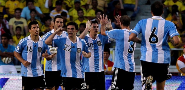 Argentinos comemoram o gol de Messi, o primeiro da vitória sobre a Colômbia por 2 a 1