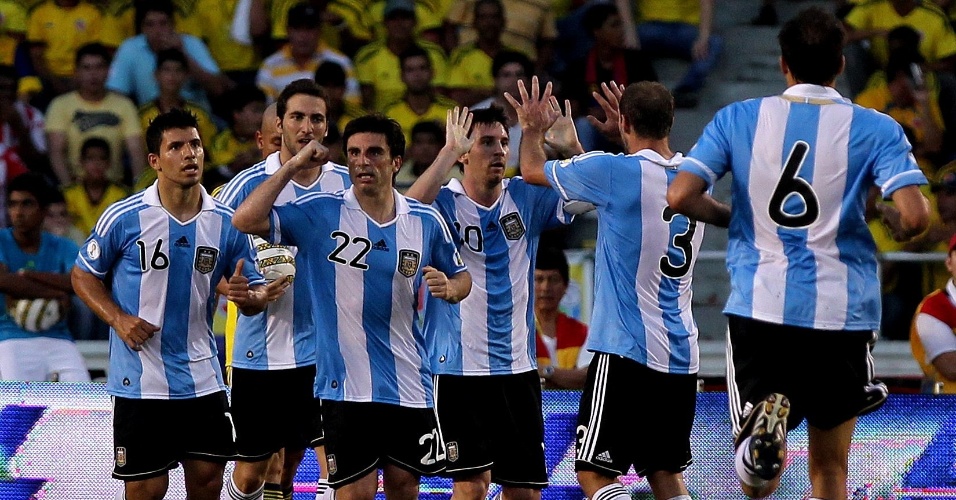 Messi comemora com os companheiros gol da Argentina contra a Colômbia, pelas Eliminatórias Sul-Americanas