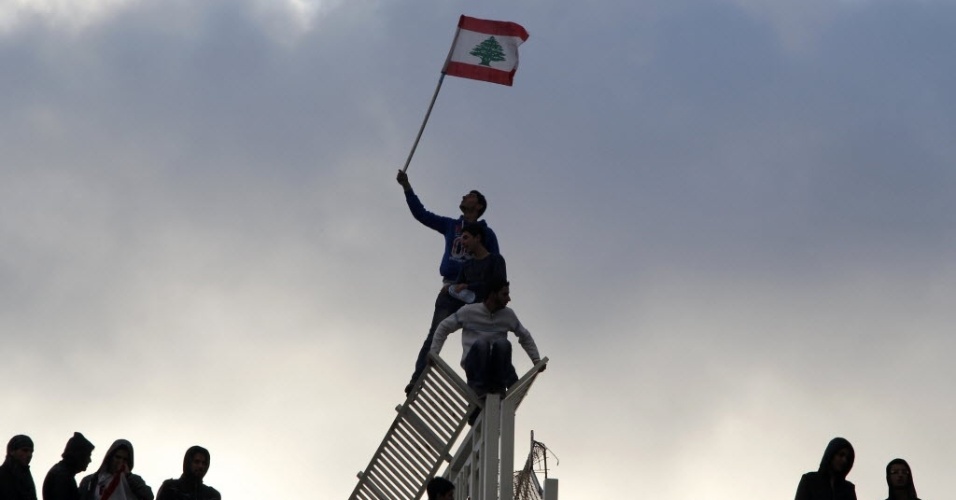 Torcedor do Líbano segura bandeira do país após vitória sobre a Coreia do Sul pelas eliminatórias asiáticas