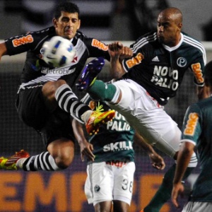 Diego Souza e Thiago Heleno disputam a bola no duelo entre Vasco e Palmeiras em 2011 - Nelson Almeida/UOL