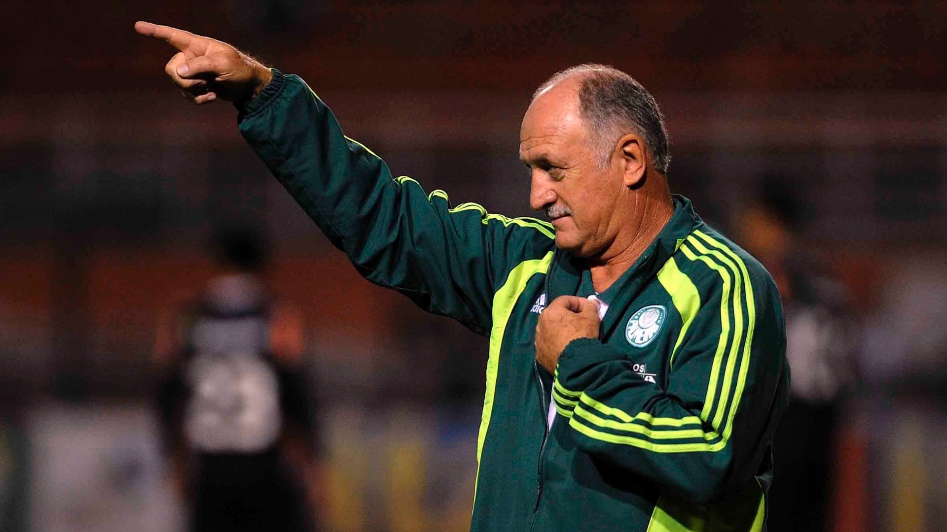 O técnico Luiz Felipe Scolari cumprimenta a torcida do Palmeiras durante a partida contra o Vasco
