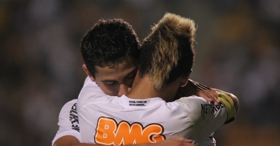 Ganso comemora seu gol com Neymar, no empate por 1 a 1 entre Santos e Atlético-GO