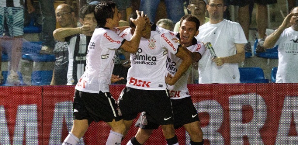 Peruano foi festejado por companheiros e torcedores após gol salvador contra o Ceará - DANIEL AUGUSTO JR/FOTOARENA/AE