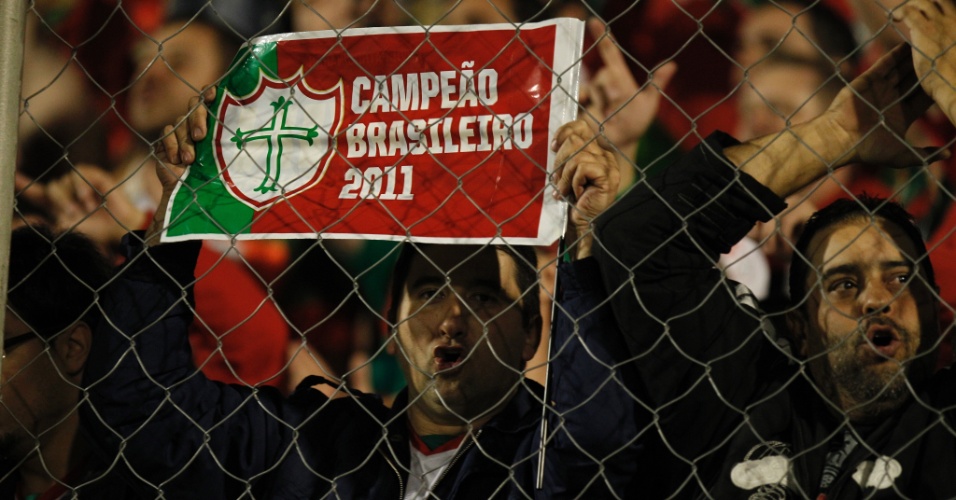 Apesar do frio, a torcida da Portuguesa marcou presença no Canindé para assistir ao jogo contra o Duque de Caxias