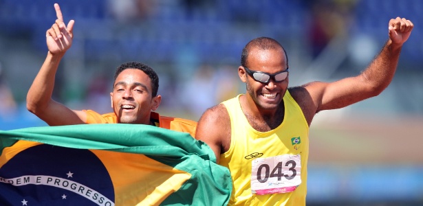 Daniel Silva (dir.) venceu os 400 m rasos e quebrou o recorde mundial na classe T11 - Patrícia Santos / FOTOCOM.NET / CPB