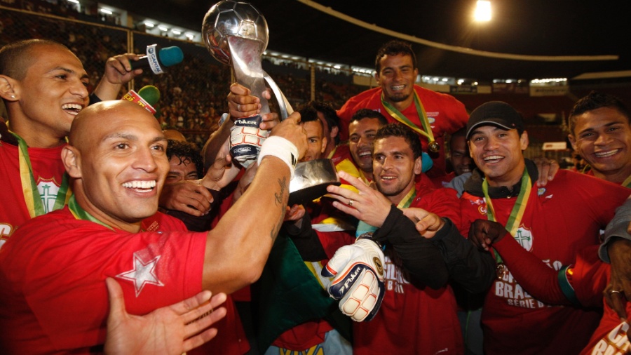 Edno celebra com companheiros da Portuguesa o título da Série B do Brasileiro de 2011, no estádio do Canindé - Fabio Braga/Folhapress