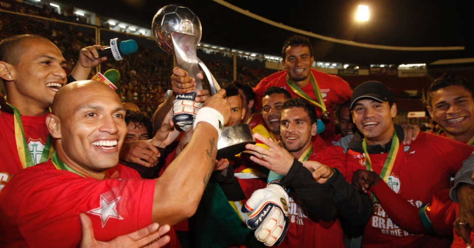 Equipe da Portuguesa comemora o título da Série B do Brasileiro, no estádio do Canindé