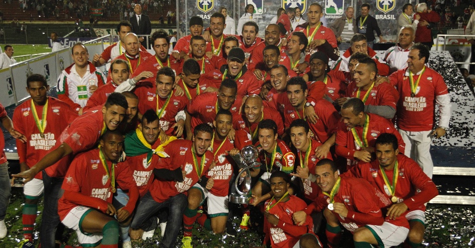 Jogadores da Lusa festejam o troféu de campeão da Série B, no estádio do Canindé