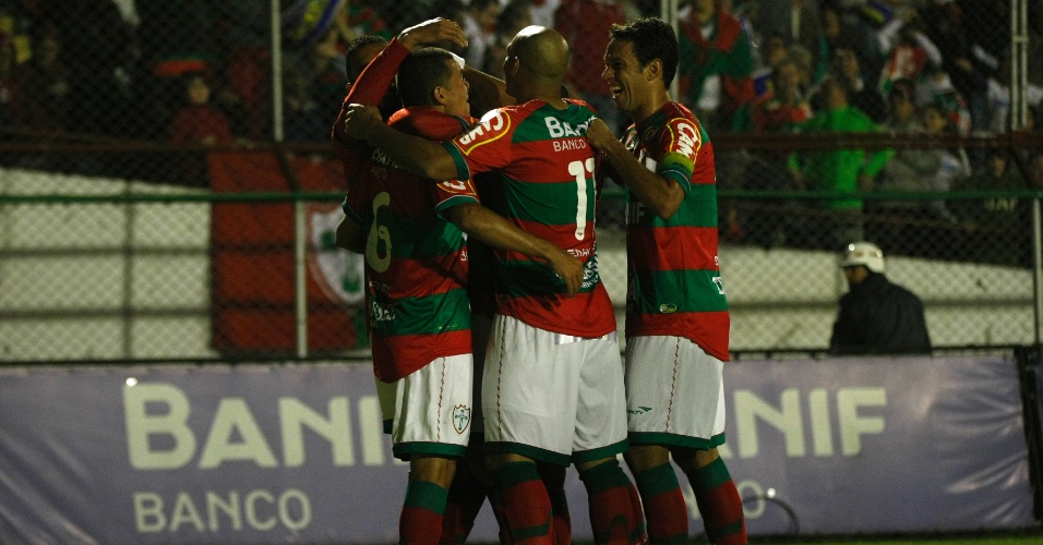 Jogadores da Portuguesa comemoram um dos quatro gols marcados contra o Duque de Caxias, no Canindé