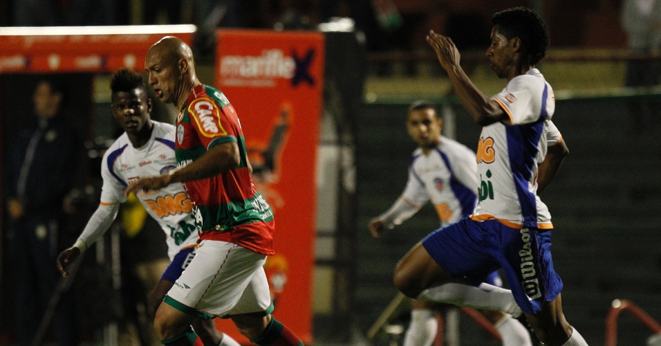 O atacante Edno tenta jogada individual durante a partida entre Portuguesa e Duque de Caxias, pela Série B