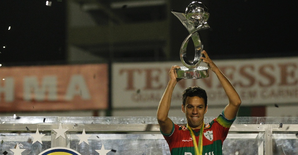 O capitão Marco Antônio ergue a taça de campeão da Série B pela Portuguesa, no Canindé