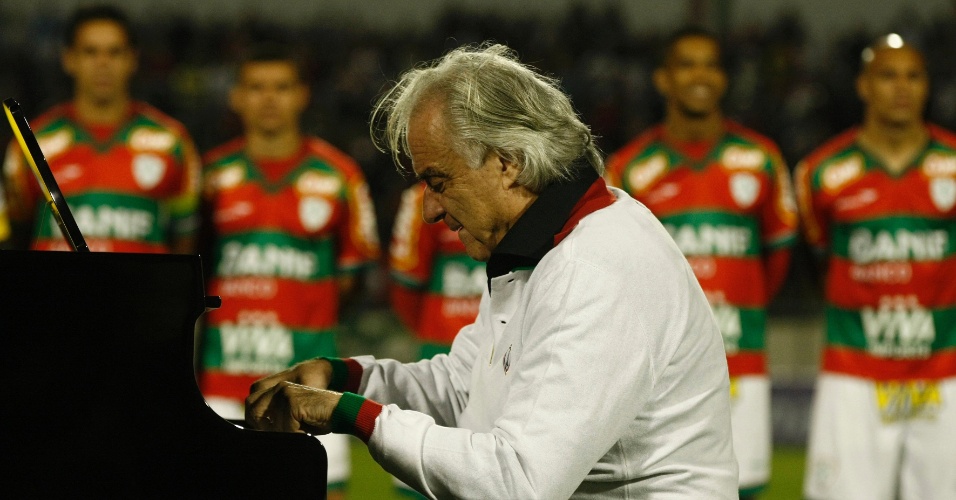 O maestro João Carlos Martins toca o hino nacional antes da partida entre Portuguesa e Duque de Caxias