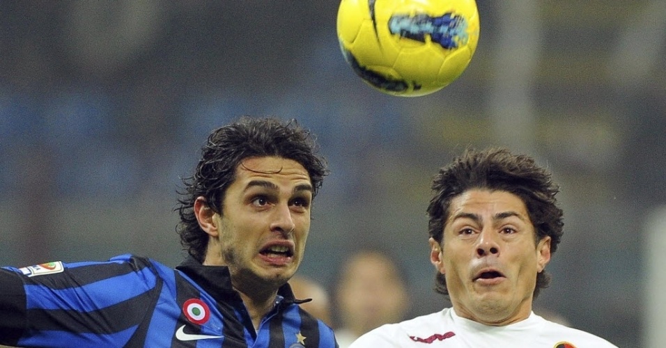 Brasileiro nenê, do Cagliari, disputa bola pelo alto com Ranocchia, zagueiro da Inter de Milão
