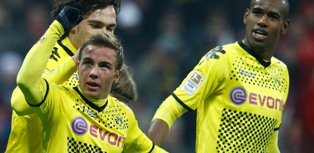 Göetze comemora com os companheiros o gol marcado pelo Dortmund contra o Bayern - REUTERS/Michael Dalder