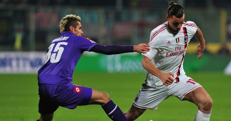 Ibrahimovic carrega a bola diante da marcação da Fiorentina em jogo do Milan pelo Campeonato Italiano