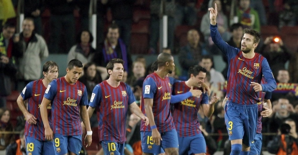 Piqué é seguido pelos seus companheiros após marcar o segundo gol do Barcelona contra o Zaragoza, no Espanhol