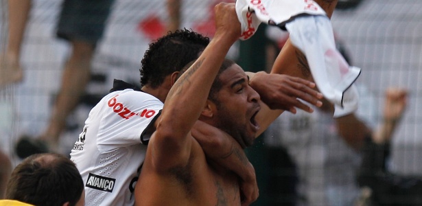 Adriano marcou seu primeiro gol e tirou a camisa na comemoração - Fabio Braga/Folhapress