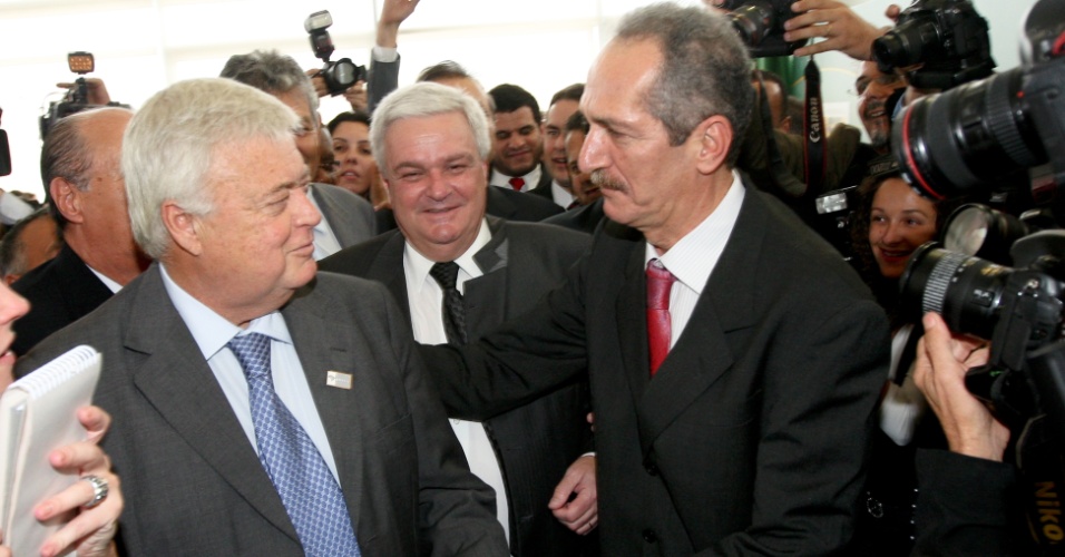 Ricardo Teixeira cumprimenta Aldo Rebelo na posso do novo Ministro do Esporte (31/10/2011)