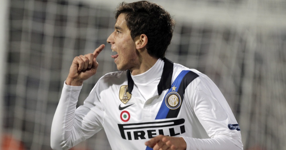 Argentino Ricardo Álvarez comemora o gol da Inter de Milão em partida contra o Trabzonspor, da Turquia