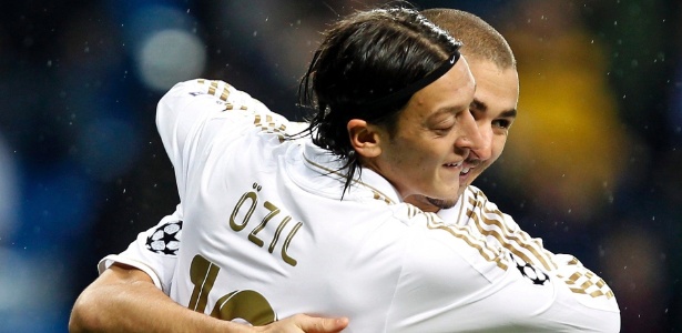 Özil abraça Benzema, destaque da goleada do Real Madrid sobre o Dínamo Zagreb - REUTERS/Sergio Perez