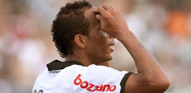 Liedson lamenta durante a vitória do Corinthians, que não bastou para título antecipado - Flávio Florido/UOL