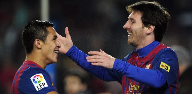 Alexis Sánchez e Messi celebram gol do Barcelona, na vitória por 4 a 0 contra o Rayo  - AFP PHOTO/ JOSEP LAGO