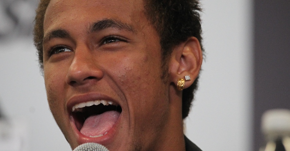 Neymar esteve presente no Salão de Mármore para prestigiar o anúncio de Pelé como embaixador do Santos