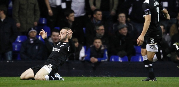 Salpingidis comemora o primeiro gol do PAOK contra o Tottenham, pela Liga Europa - AFP PHOTO / IAN KINGTON