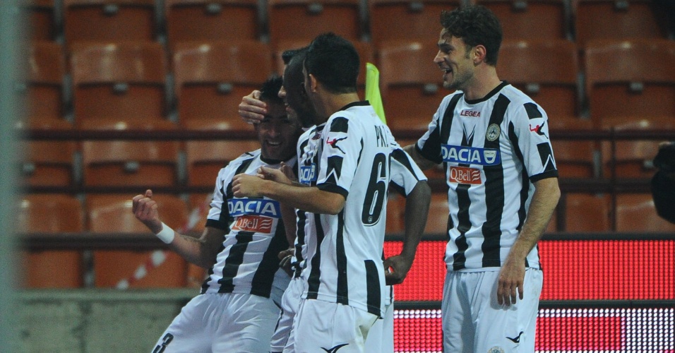 Mauricio Isla comemora seu gol na vitória sobre a Inter de Milão por 1 a 0 pelo Italiano