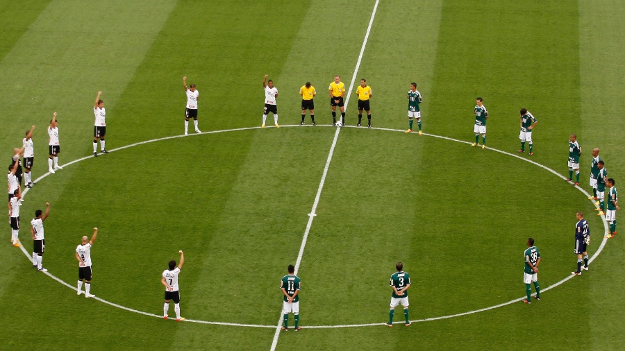 Antes do início da partida, jogadores do Corinthians e do Palmeiras respeitaram um minuto de silêncio em respeito a morte de Sócrates. Os atletas do time comandado pelo técnico Tite ergueram os braços como o fazia o ídolo corintiano