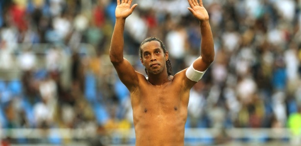 Ronaldinho agradece aos torcedores do Flamengo após o empate com o Vasco, domingo - Julio César Guimarães/UOL
