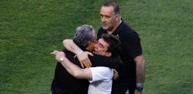 Após fim do jogo, presidente do Corinthians Andrés Sanchez e técnico Tite se abraçam - Fotoarena