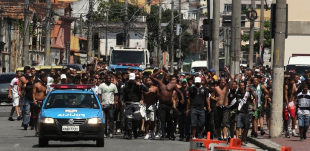 Policiais intervieram na briga entre vascaínos e rubro-negros e prenderam 22 torcedores - Júlio César Guimarães/UOL