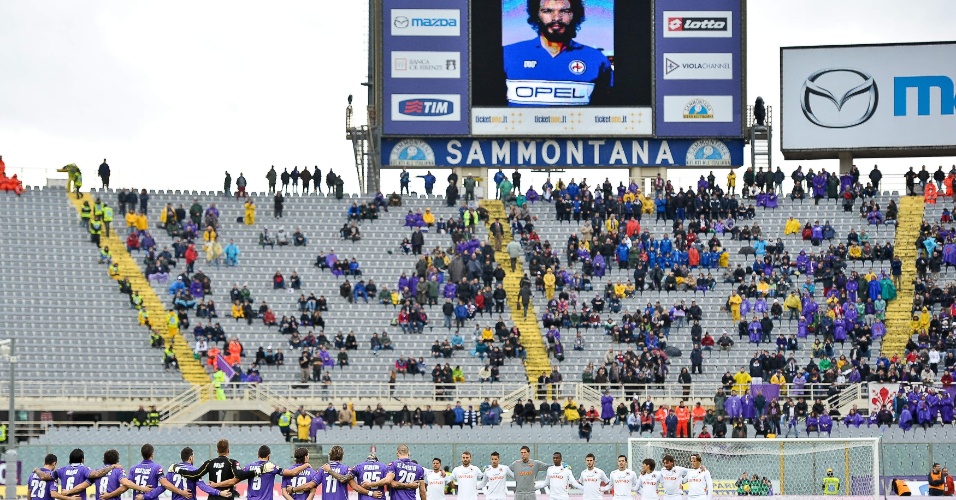 Imagem de Sócrates é exibida no telão durante minuto de silêncio antes do jogo entre Fiorentina e Roma