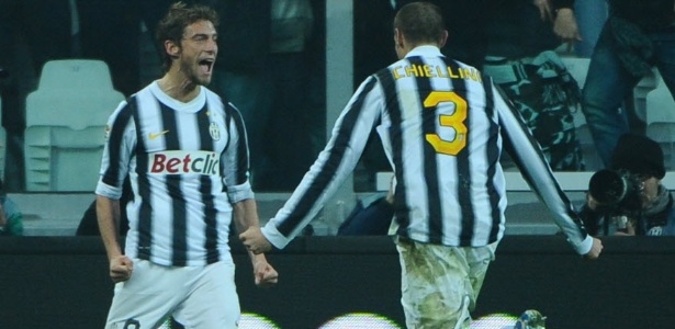 Marchisio comemora com Chiellini gol que abriu o placar. Juventus lidera o campeonato - Olivier Morin/AFP