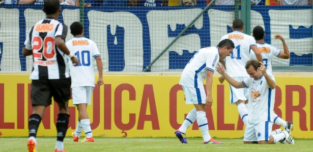 Roger comemora o primeiro gol do Cruzeiro na goleada sobre o Atlético-MG por 6 a 1 - Douglas Magno/VIPCOMM