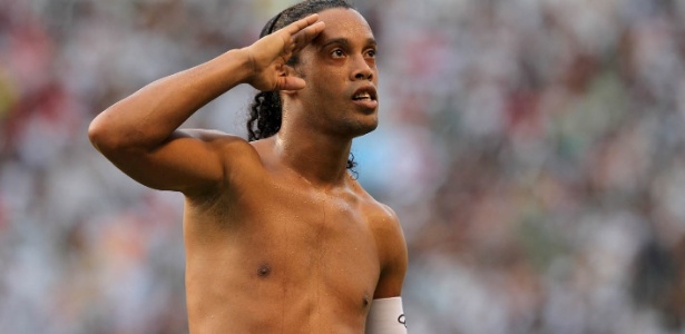 Ronaldinho bate continência para a torcida do Flamengo após o empate com o Vasco - Julio César Guimarães/UOL