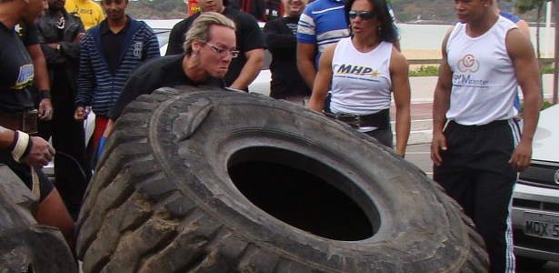 Brasileira Flavia Carvalho vira pneu gigante em competição de strongman no país - Arquivo pessoal