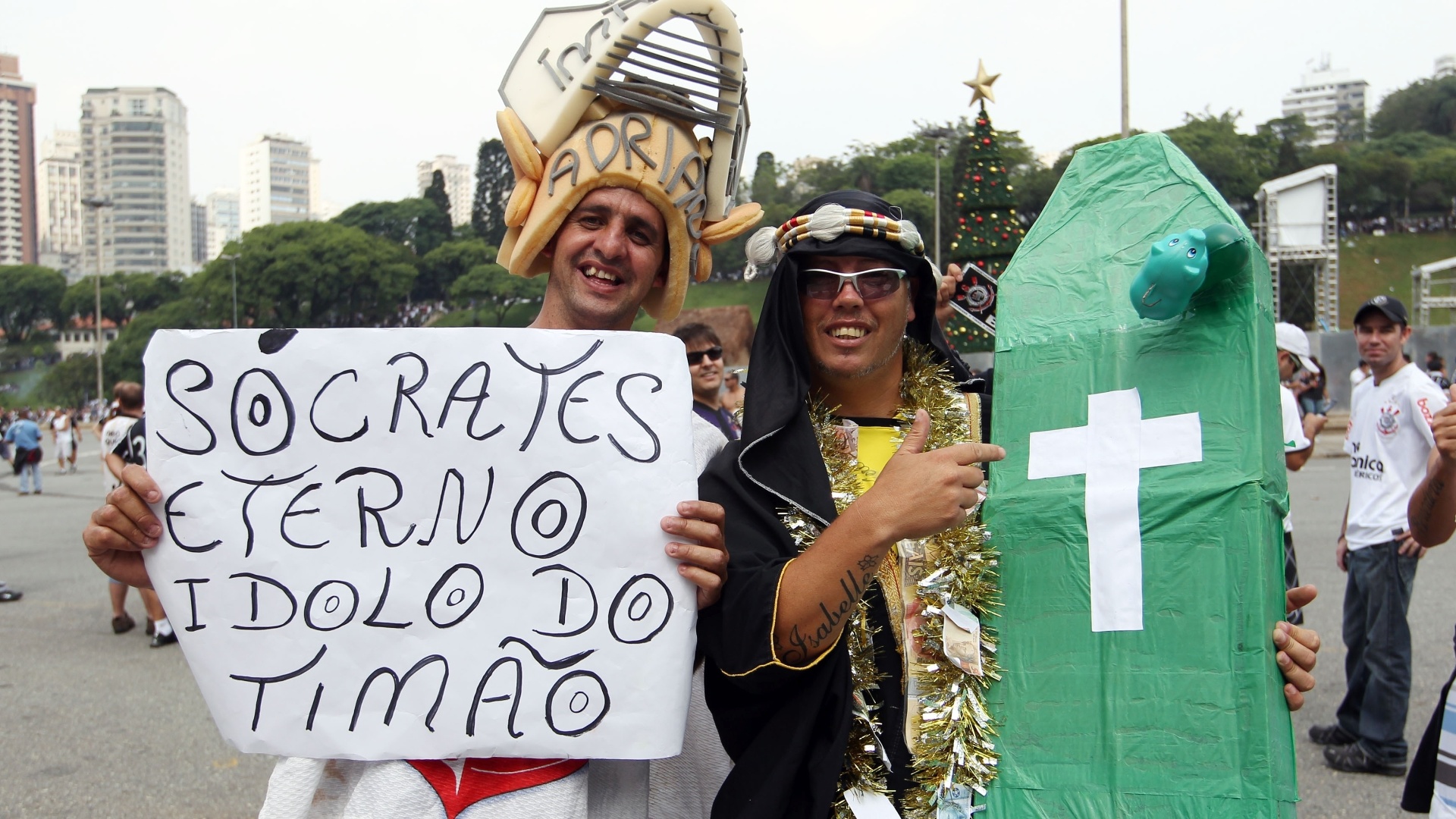 Homenagem para Sócrates e provocação aos palmeirenses marcaram a chegada da torcida corintiana ao Pacaembu