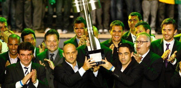 Capitães durante o Brasileiro, Alessandro e Chicão erguem juntos o troféu de campeão - Almeida Rocha/Folhapress