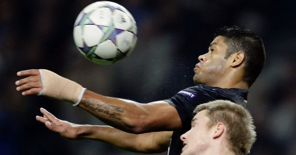 Atacante Hulk, do Porto, leva vantagem pelo alto contra a marcação do Zenit