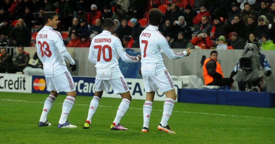 Brasileiros Thiago Silva, Robinho e Pato dançam para comemorar o gol do Milan em partida da Liga dos Campeões