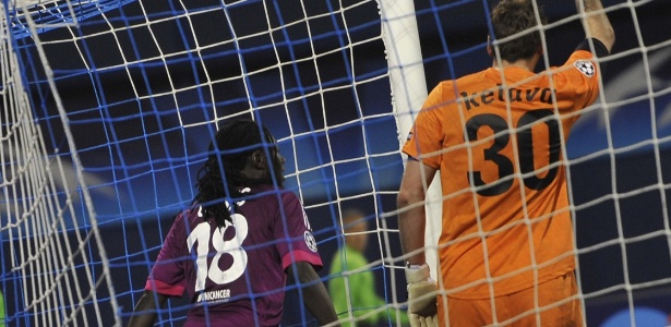 Gomis comemora um de seus quatro gols na vitória do Lyon sobre o Dínamo Zagreb - AFP PHOTO/ HRVOJE POLAN