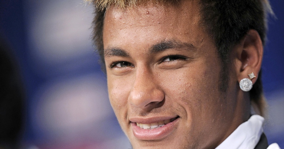 Neymar sorri durante sua primeira entrevista no Japão. Santos se prepara para estreia