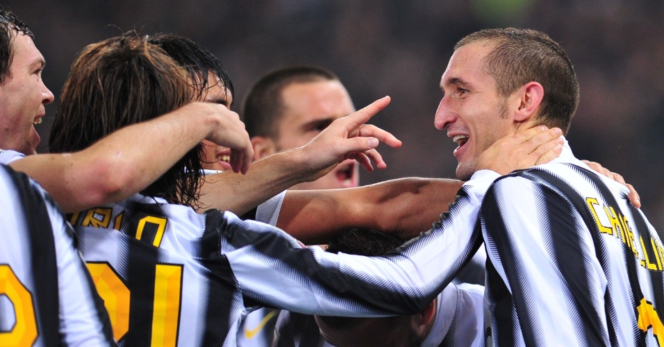 Equipe da Juventus festeja gol de Chiellini (dir.), durante o clássico contra a Roma, pelo Campeonato Italiano