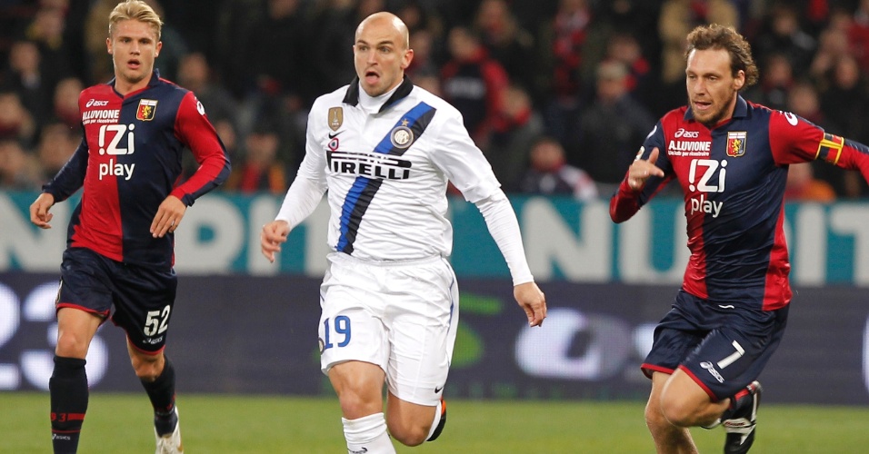 Argentino Cambiasso tenta organizar ataque da Inter de Milão em jogo contra o Genoa, pelo Italiano