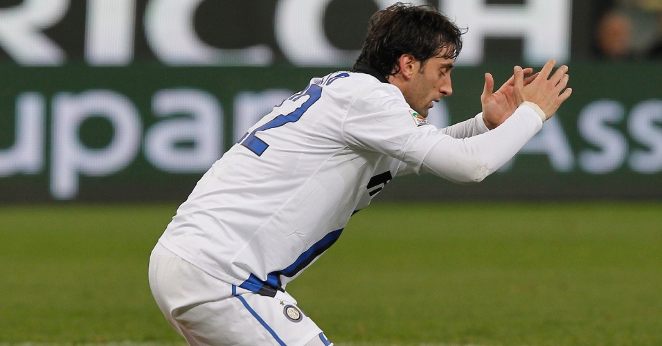 Milito lamenta oportunidade de gol perdida pela Inter de Milão, em jogo fora de casa contra o Genoa