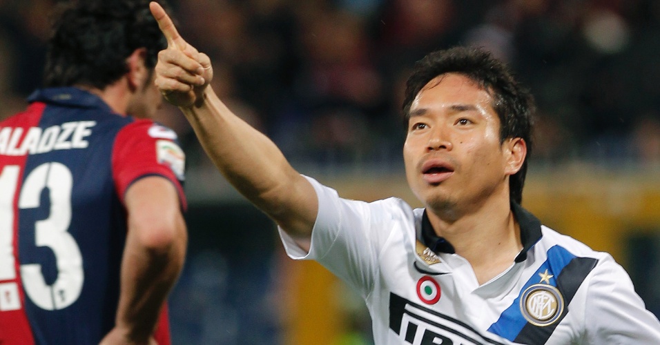 Nagatomo corre para comemorar gol que definiu vitória da Inter de Milão sobre o Genoa, em jogo fora de casa