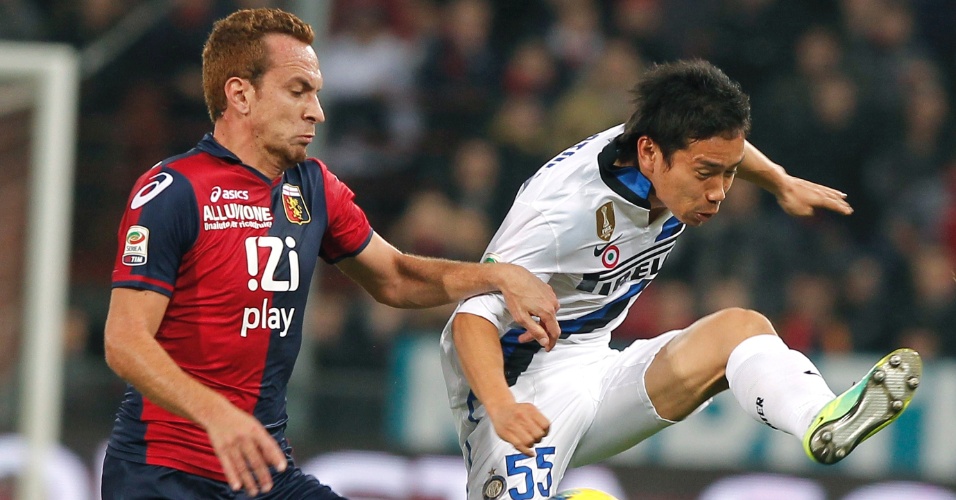 Zé Eduardo, do Genoa, marca Nagatomo durante jogo contra a Inter de Milão pelo Campeonato Italiano